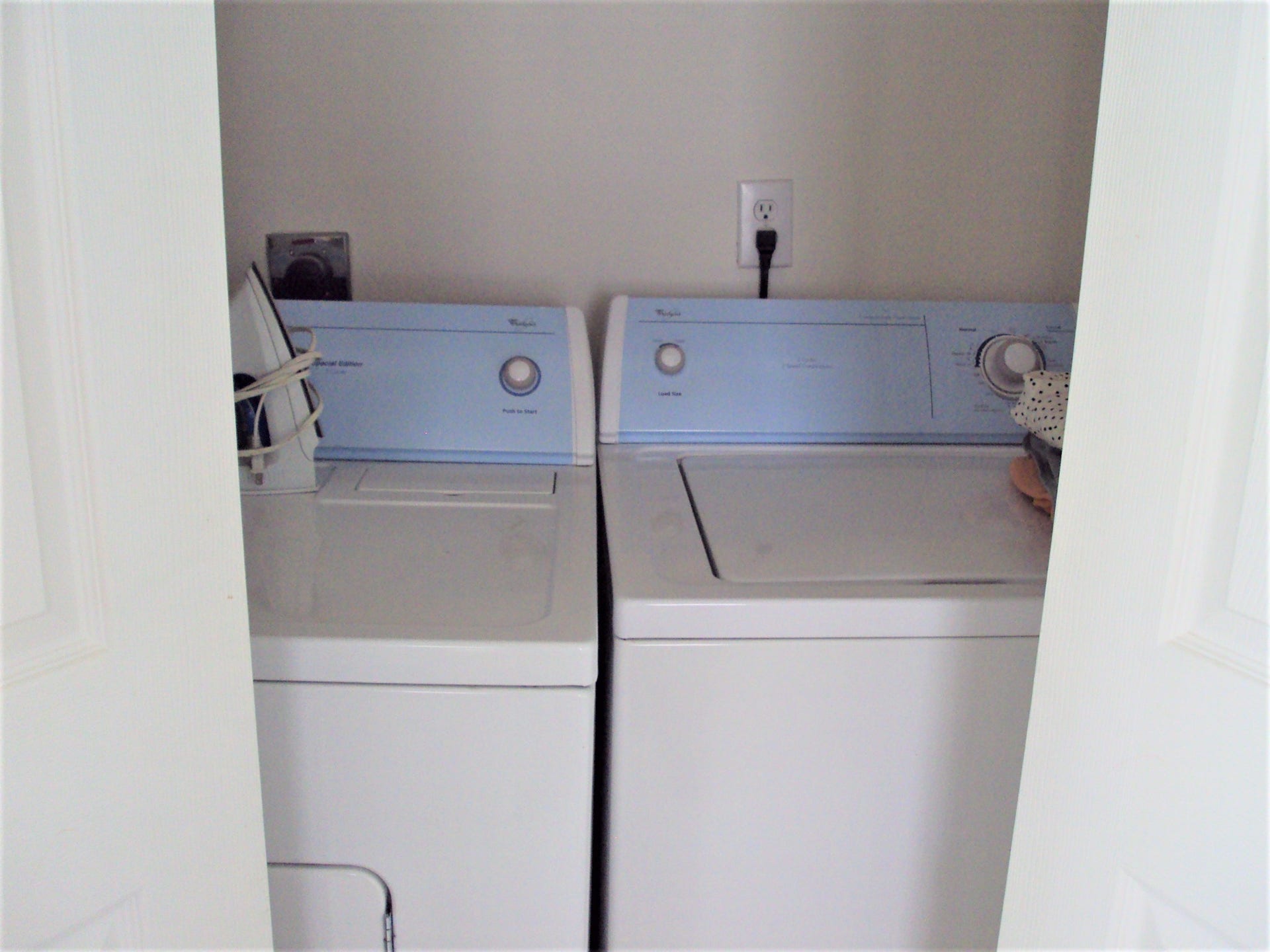 315 Plaza Del Sol Park, Houston, TX 77020 Full size washerand dryer included.