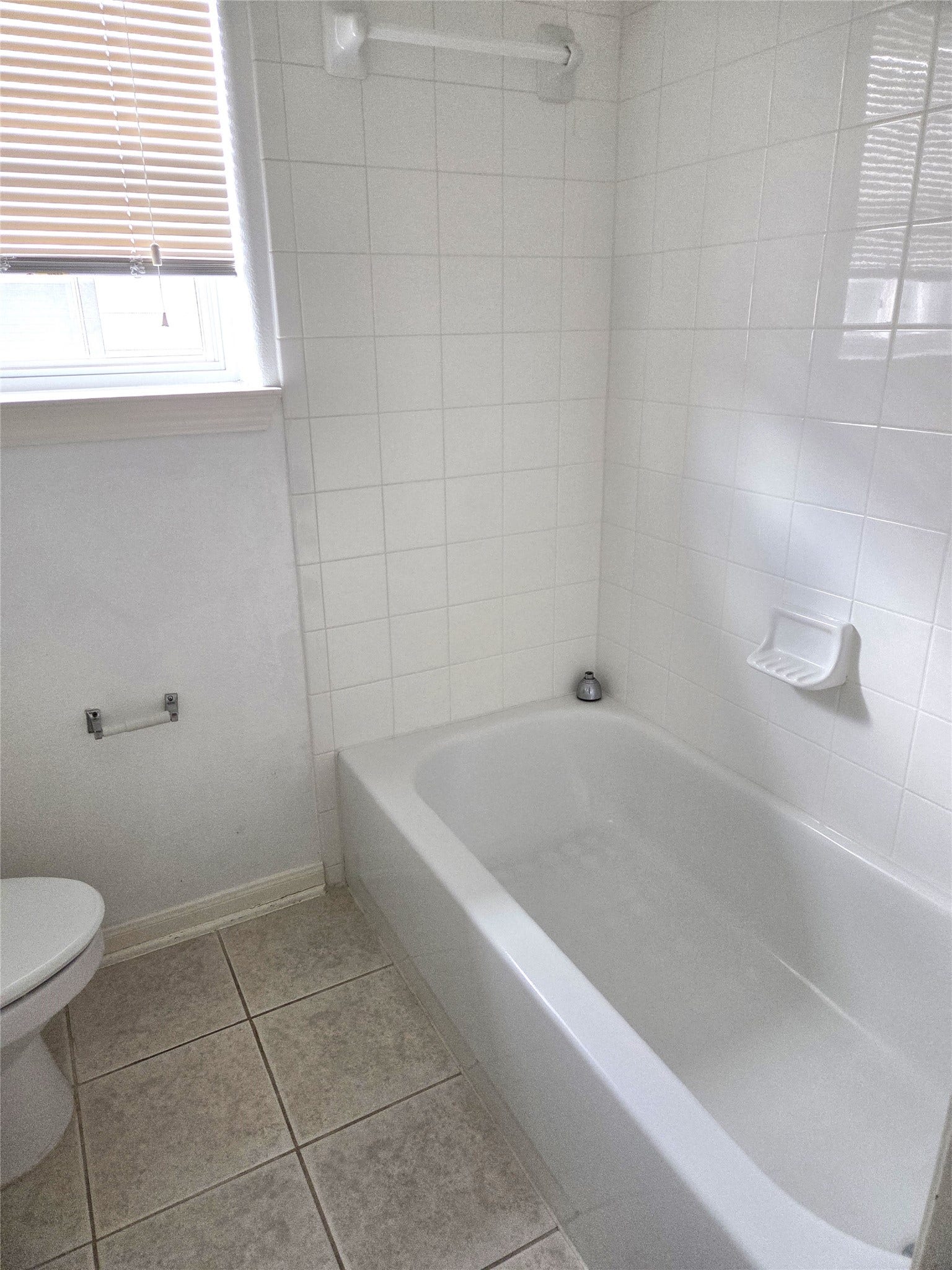 315 Plaza Del Sol Park, Houston, TX 77020 2nd bath tub