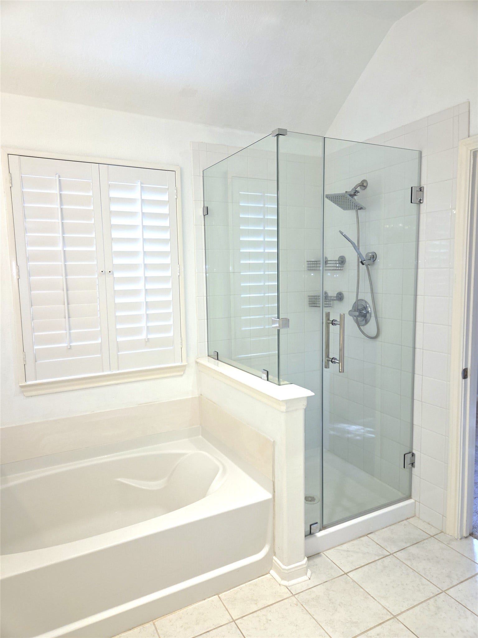 315 Plaza Del Sol Park, Houston, TX 77020 Primary tub and shower