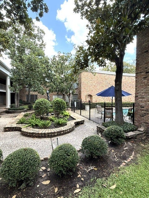 2121 Fountain View Drive, #H1, Houston, TX 77057