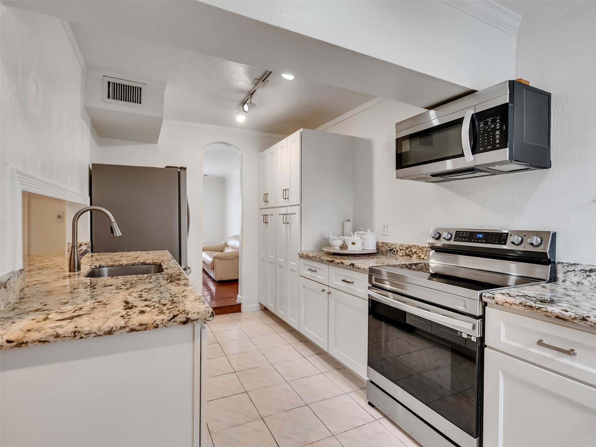 2121 Fountain View Drive, #H1, Houston, TX 77057