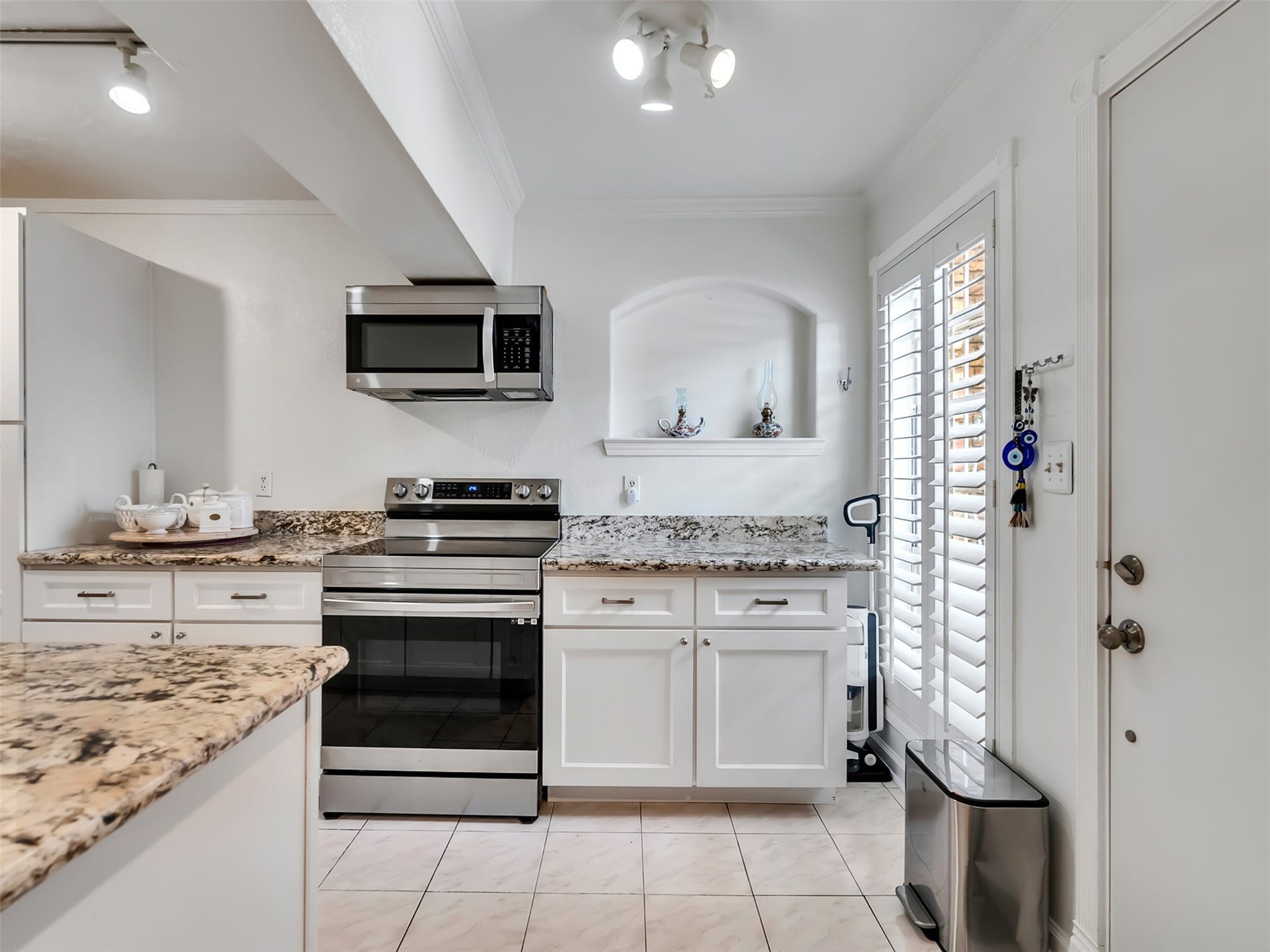 2121 Fountain View Drive, #H1, Houston, TX 77057