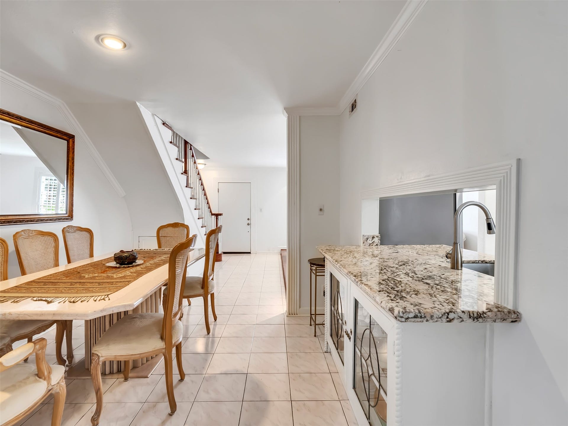 2121 Fountain View Drive, #H1, Houston, TX 77057