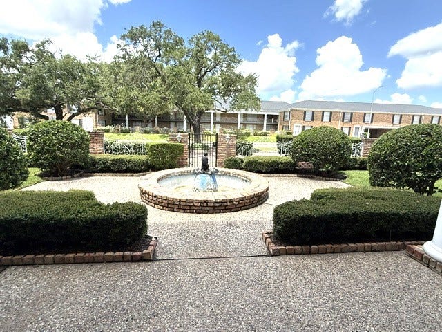 2121 Fountain View Drive, #H1, Houston, TX 77057