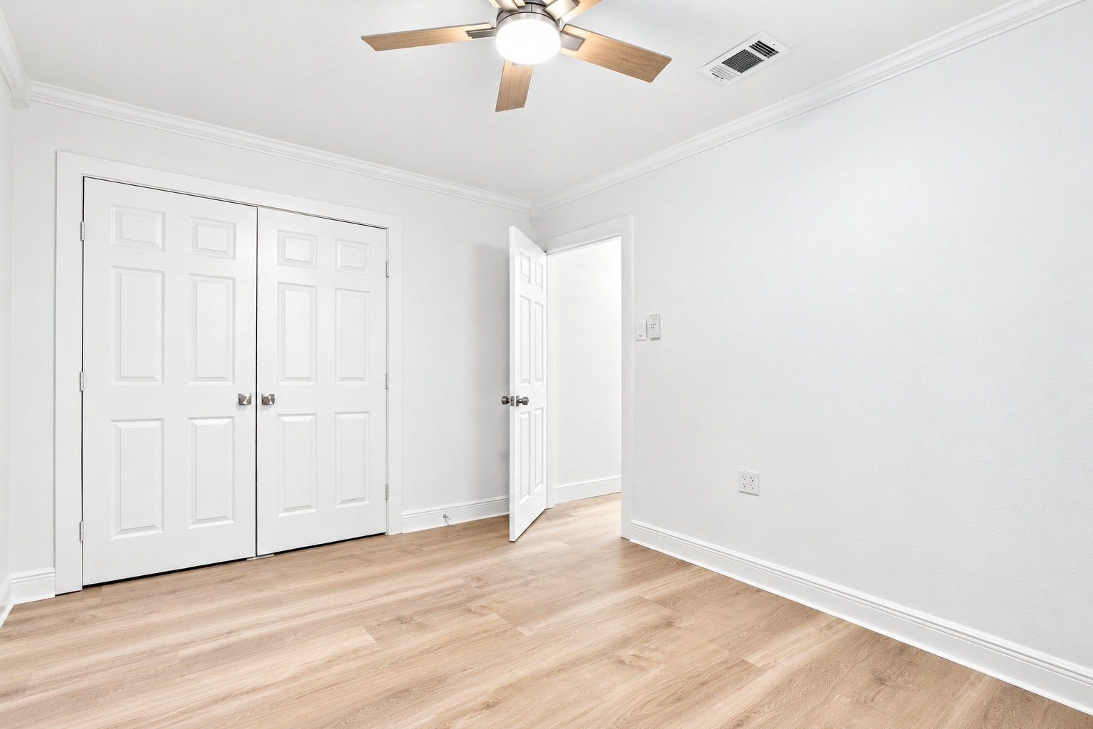 3914 Beran Drive, Houston, TX 77045 Another angle of the bedroom