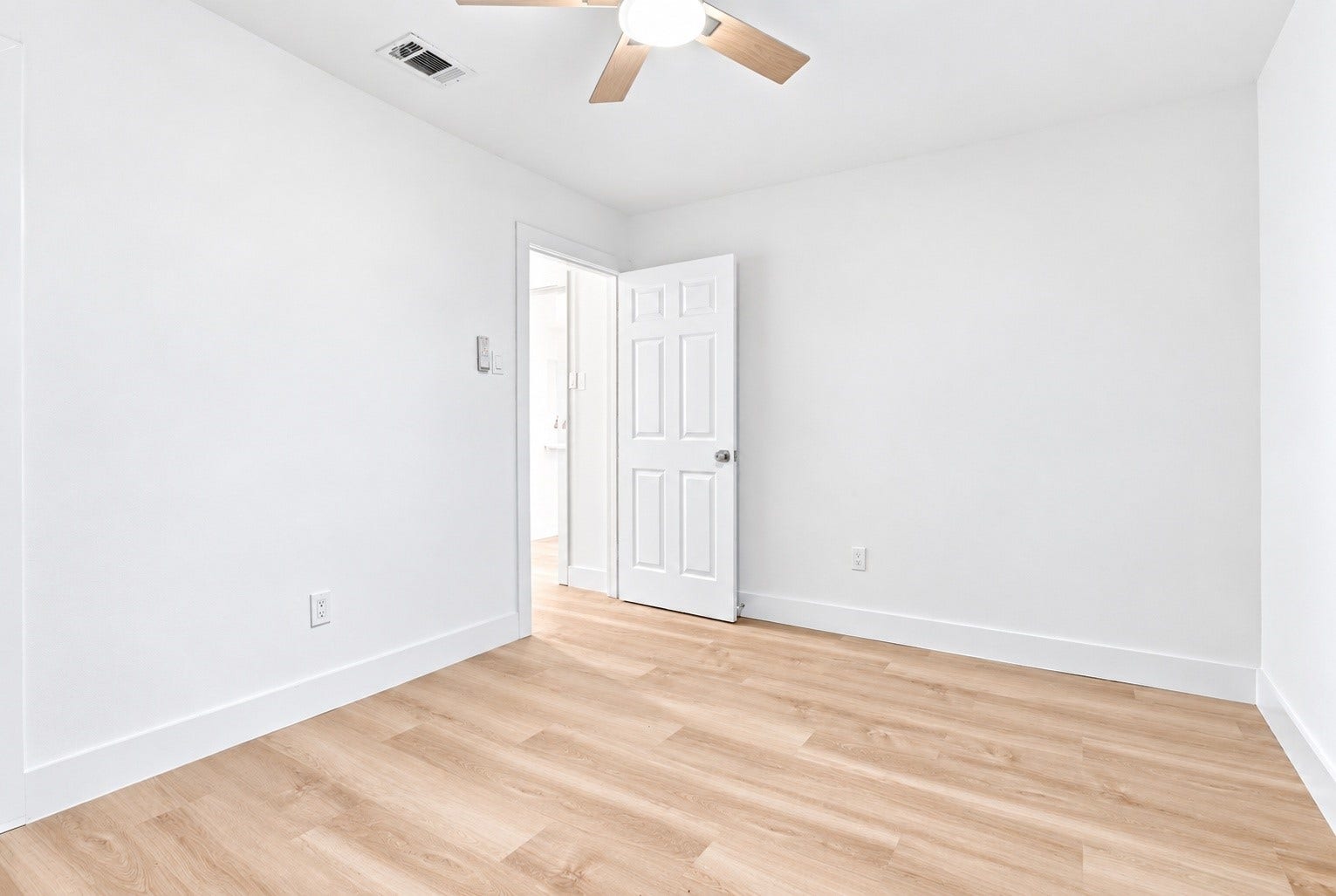 3914 Beran Drive, Houston, TX 77045 Another angle of the bedroom