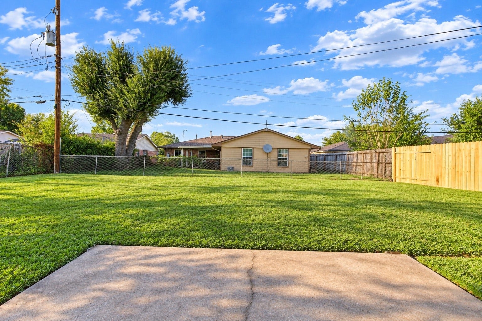 3914 Beran Drive, Houston, TX 77045 The spacious backyard! A new fence was done on the right side of the yard.