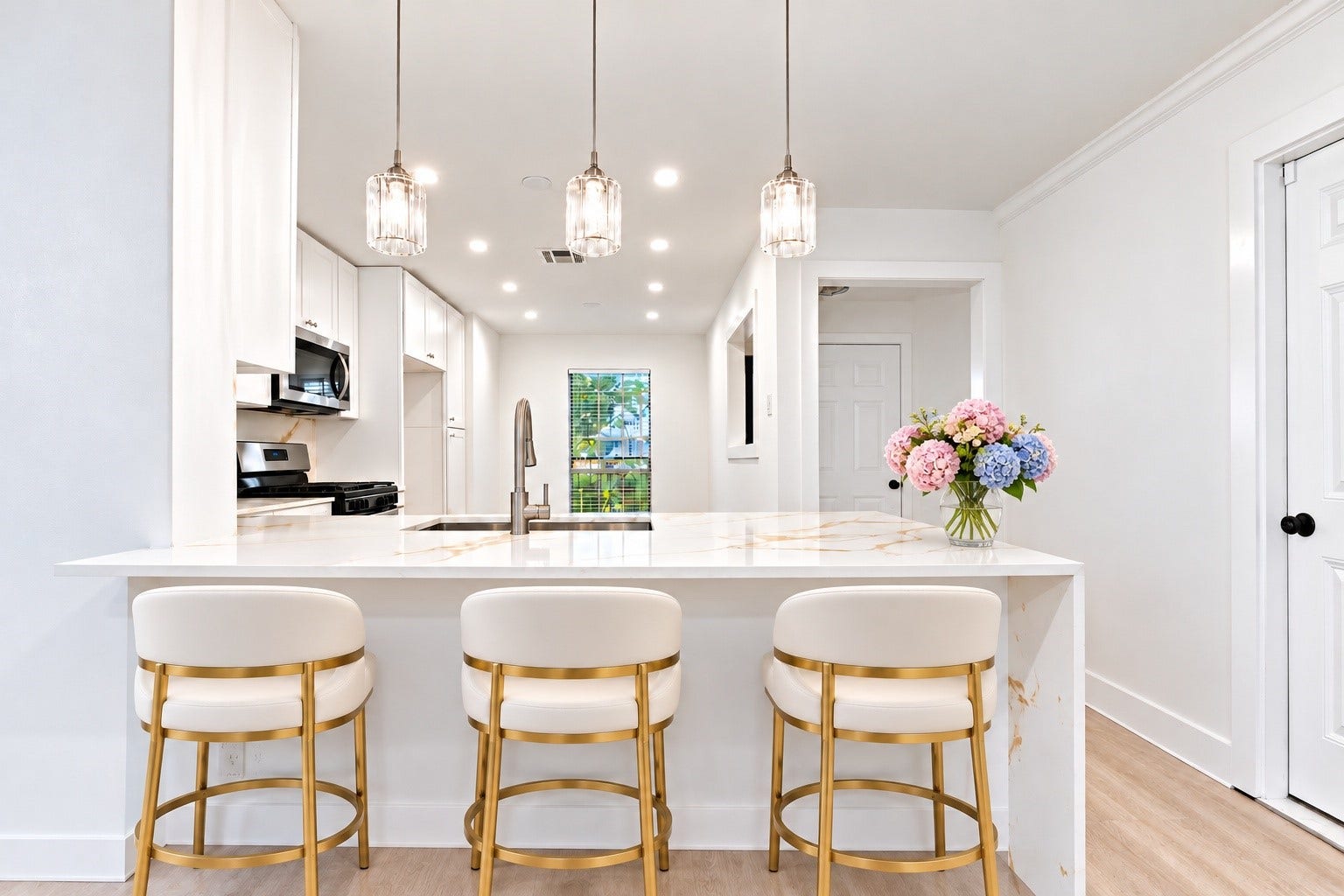 3914 Beran Drive, Houston, TX 77045 A photo of the quartz waterfall island!