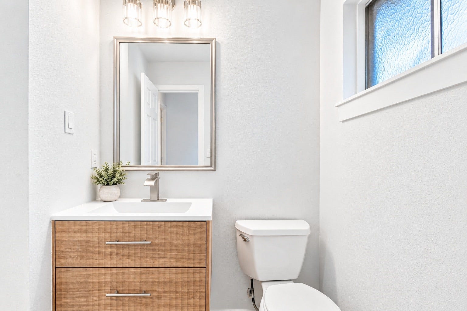 3914 Beran Drive, Houston, TX 77045 An updated primary bathroom vanity!
