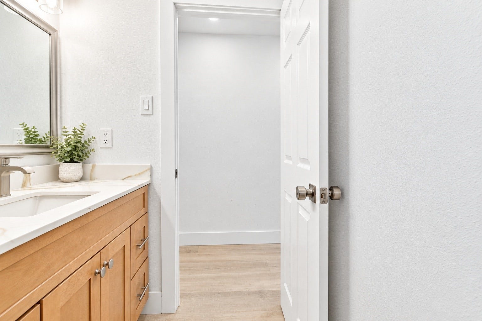 3914 Beran Drive, Houston, TX 77045 Another angle of the secondary bathroom!