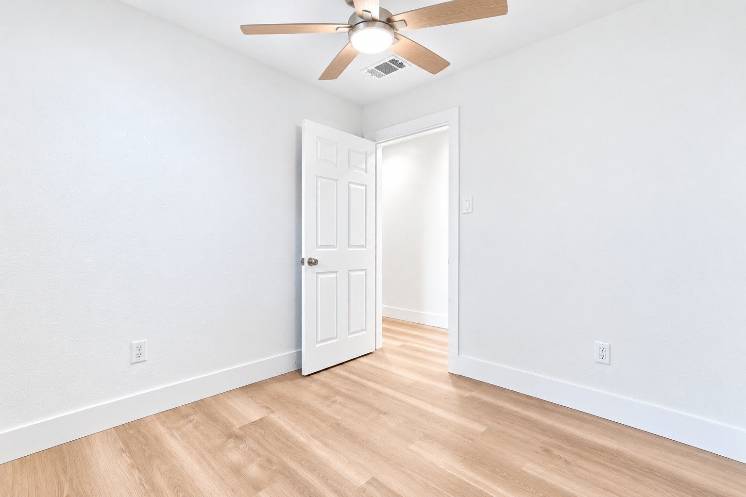 3914 Beran Drive, Houston, TX 77045 Another angle of the bedroom!