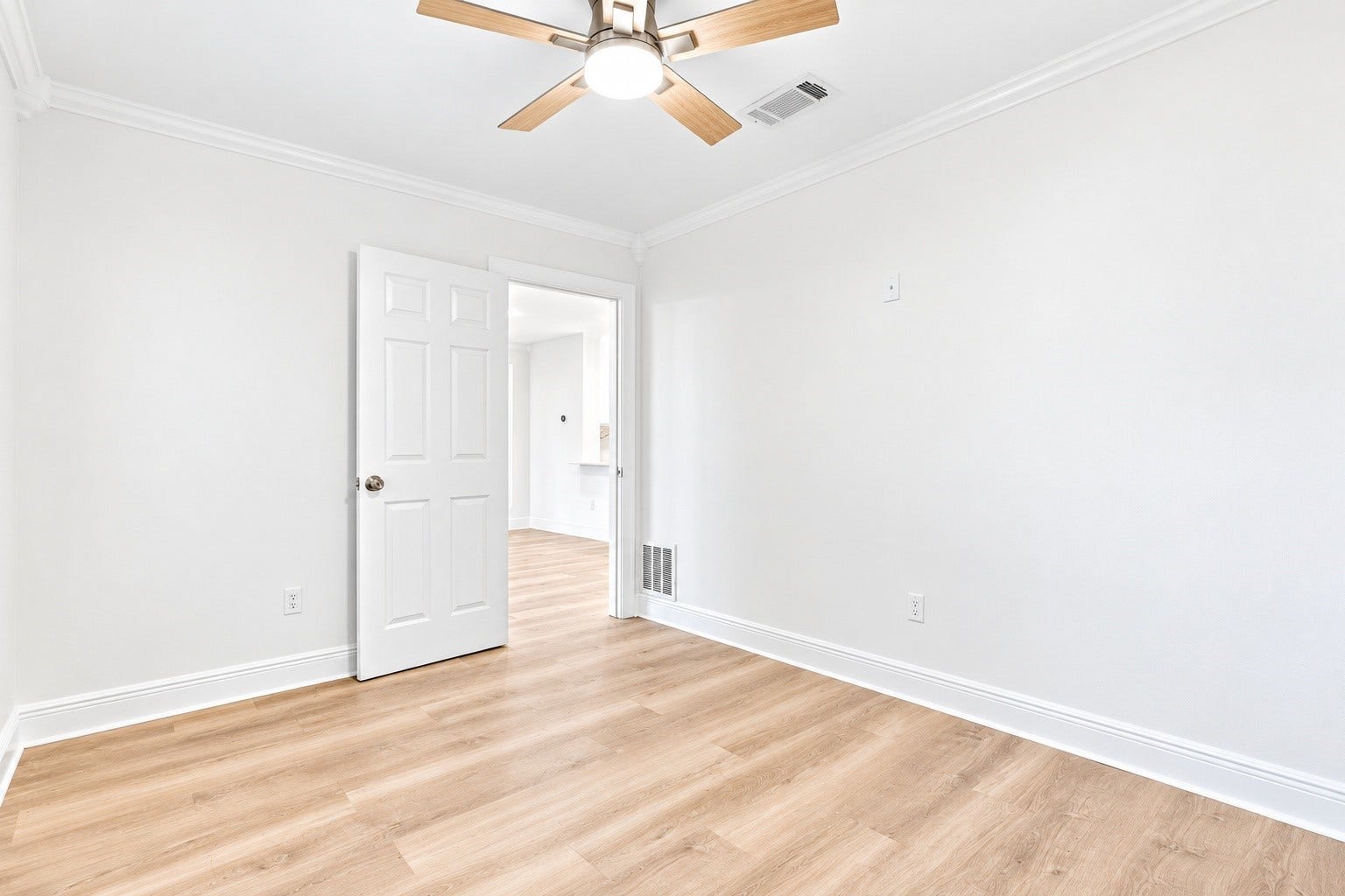 3914 Beran Drive, Houston, TX 77045 Another angle of the primary bedroom!