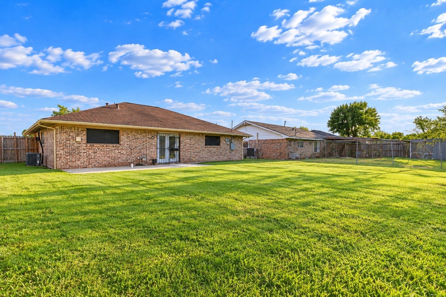 3914 Beran Drive, Houston, TX 77045 The large backyard that is fully fenced!