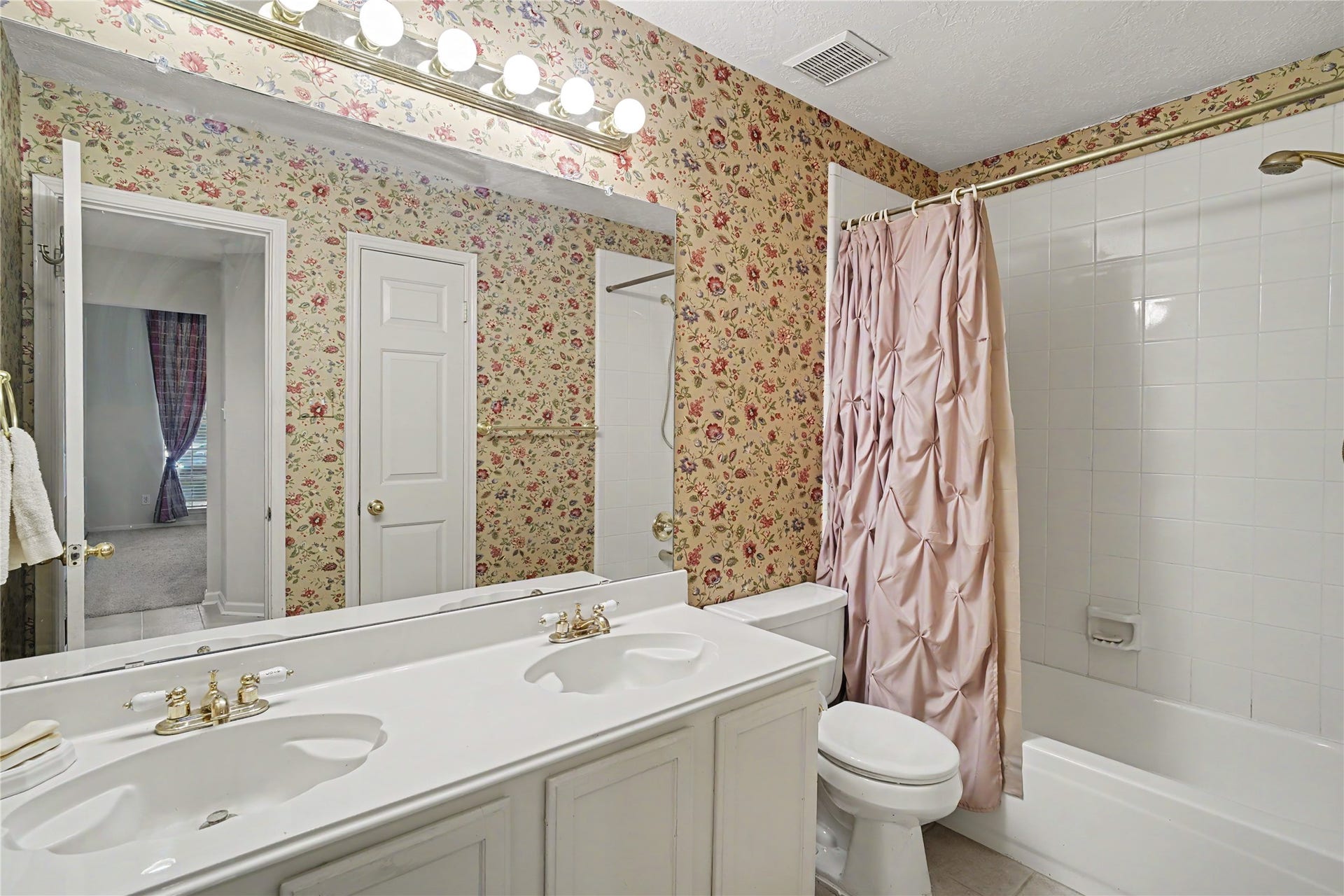2502 Redbridge Court, Houston, TX 77059