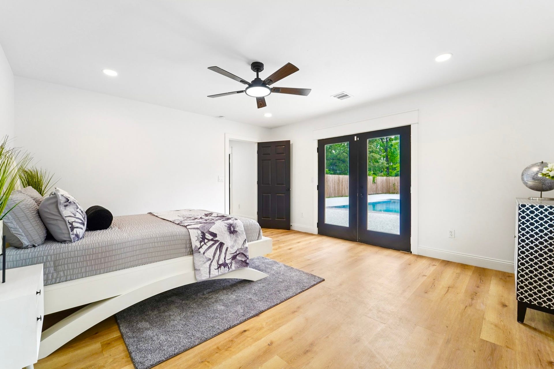 32606 Glenda Drive, Magnolia, TX 77354 Primary Bedroom 1 (Down) with/ Pool Access