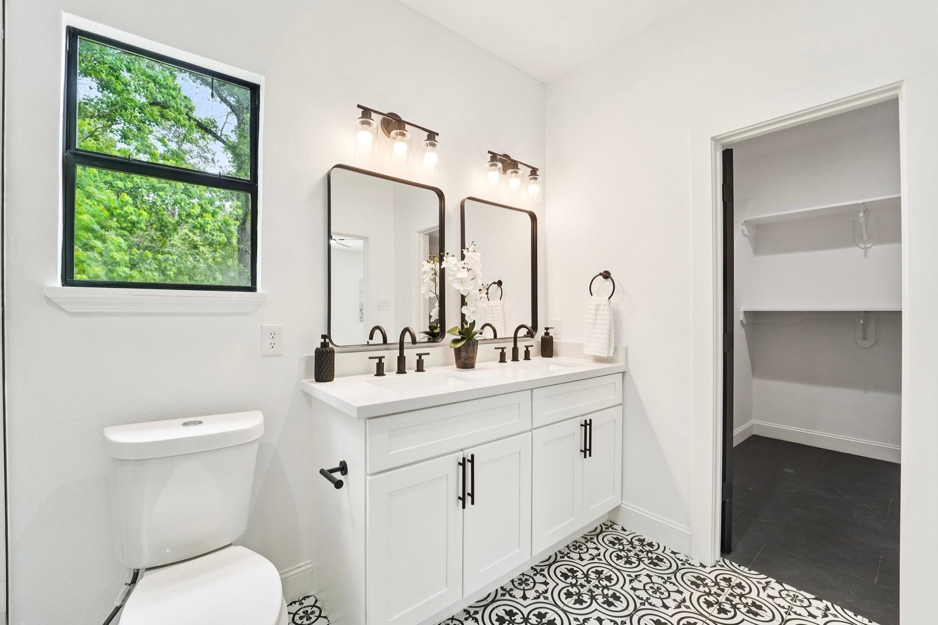 32606 Glenda Drive, Magnolia, TX 77354 Designer Primary Bath 2 (Up) w/ Walk-In Closet