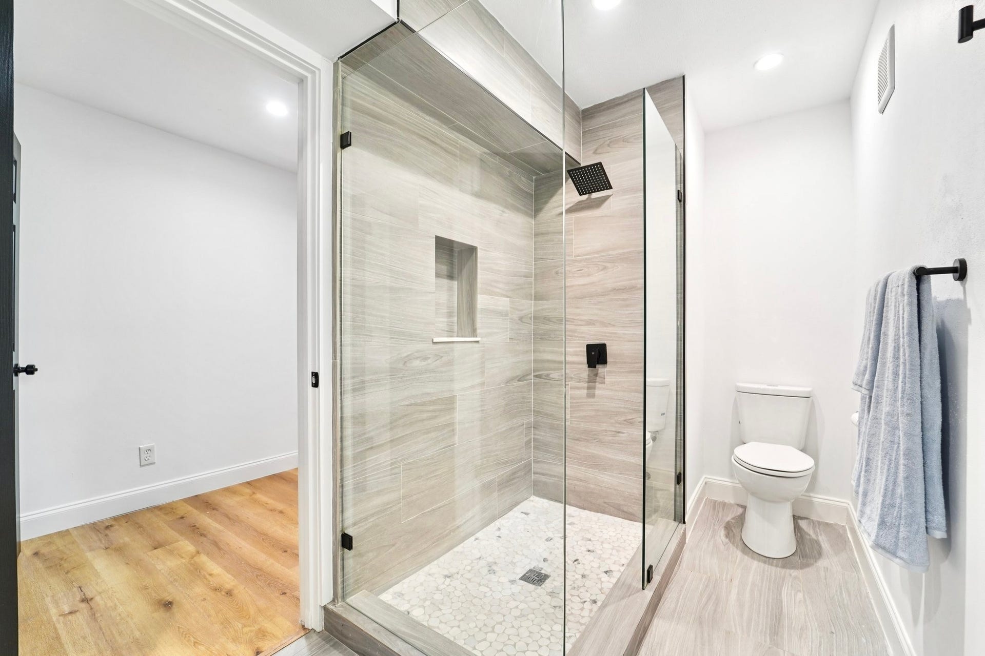 32606 Glenda Drive, Magnolia, TX 77354 Designer Hallway Bath