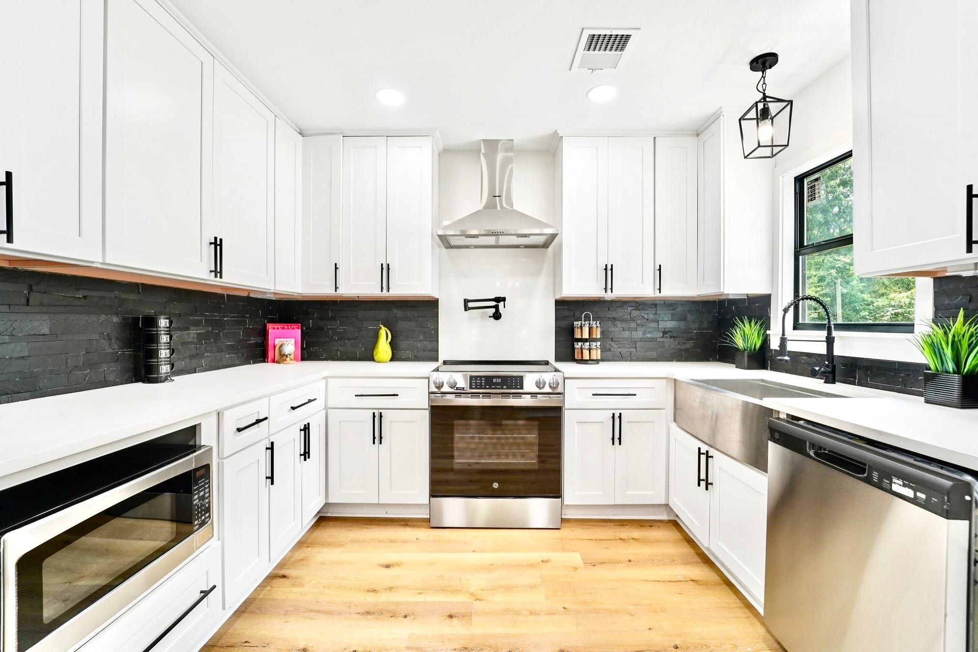 32606 Glenda Drive, Magnolia, TX 77354 Designer Kitchen w/ Slate Backsplash