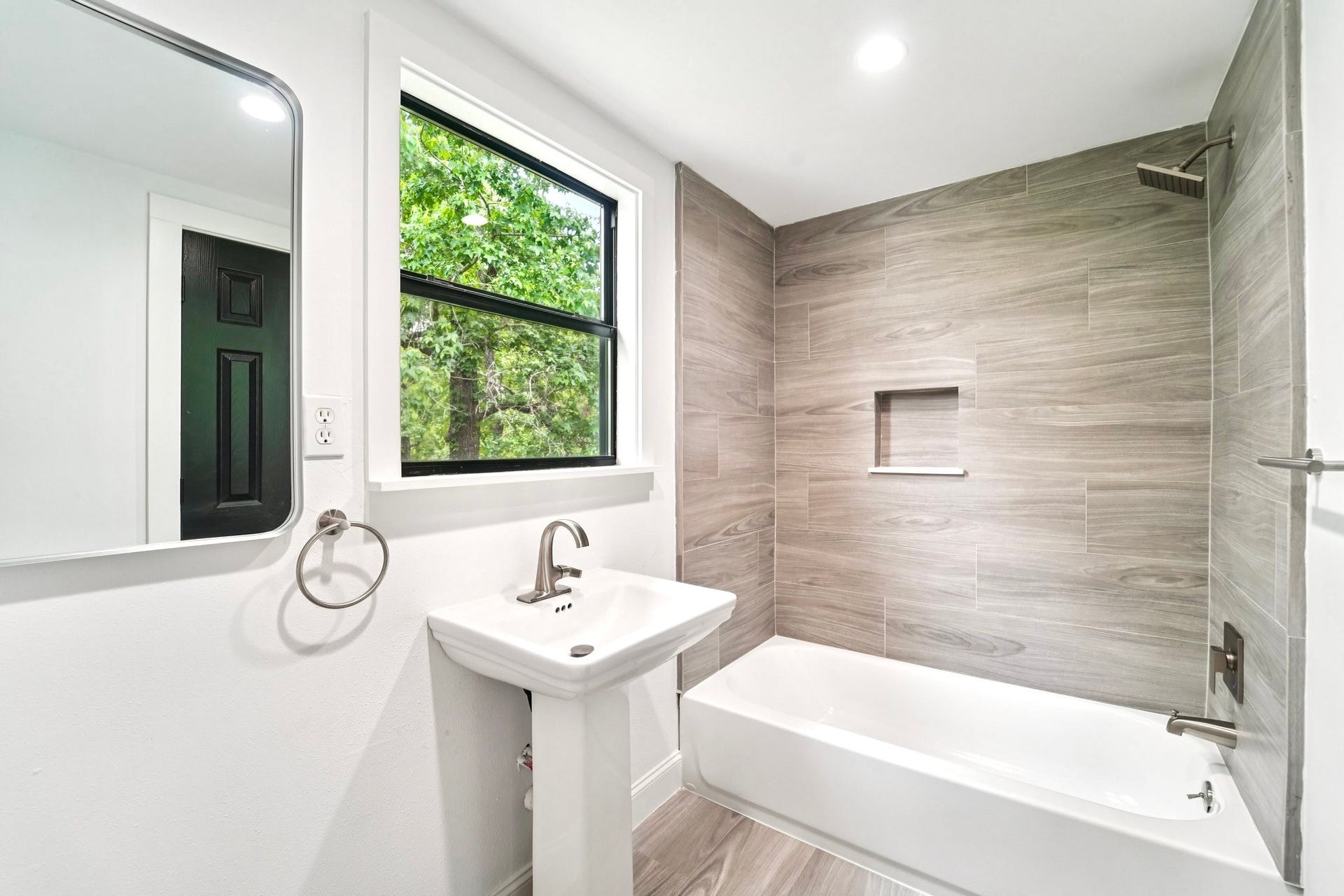 32606 Glenda Drive, Magnolia, TX 77354 Hallway Bath (Up)