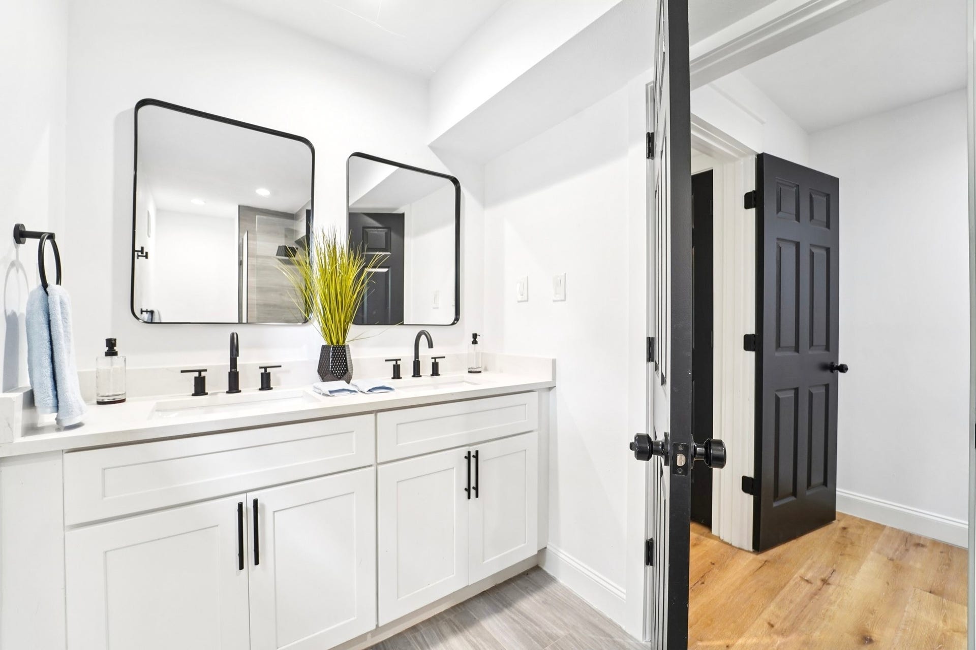 32606 Glenda Drive, Magnolia, TX 77354 Designer Hallway Bath w/ Double Vanities