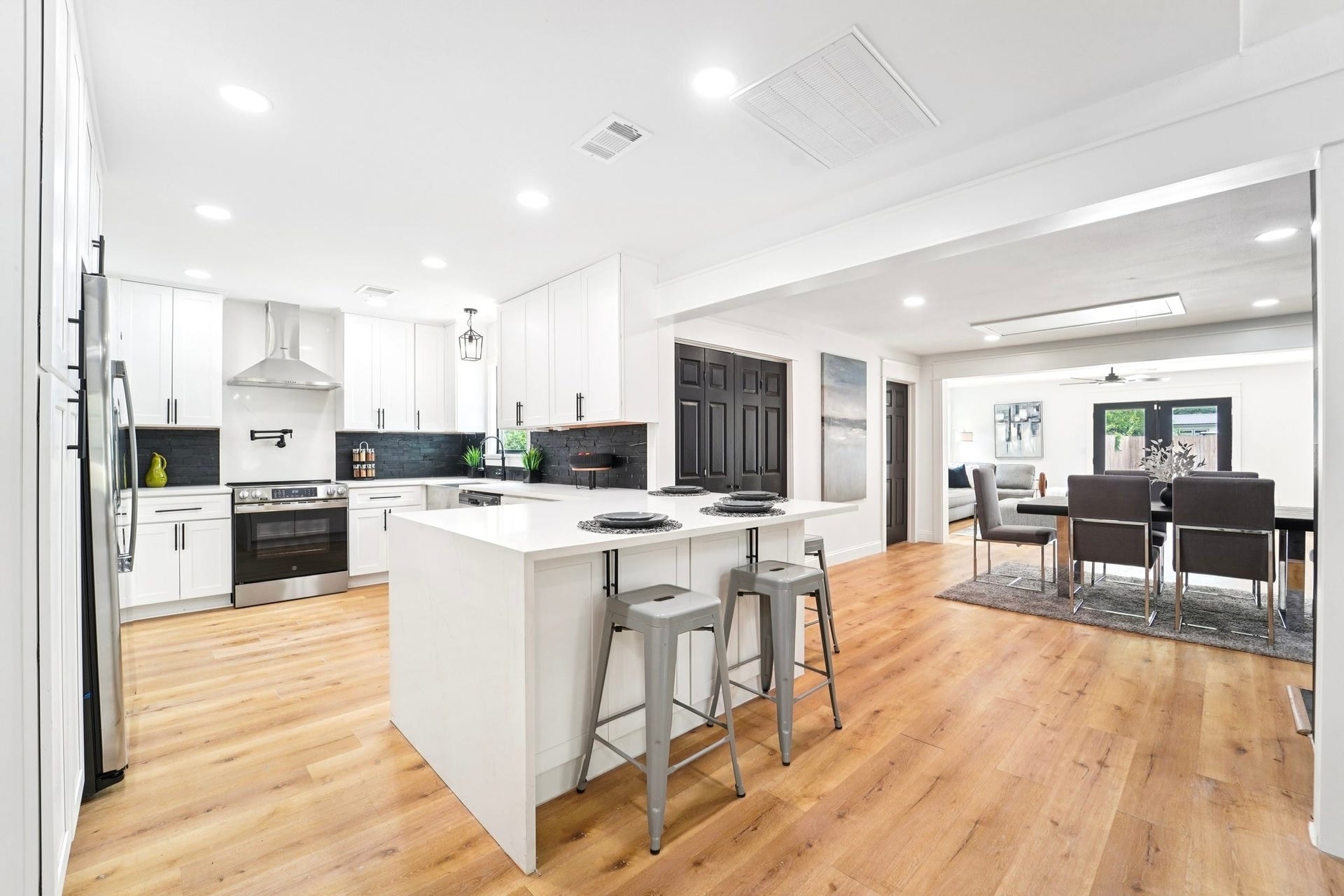 32606 Glenda Drive, Magnolia, TX 77354 Designer Kitchen w/ Island Seating / Living 2