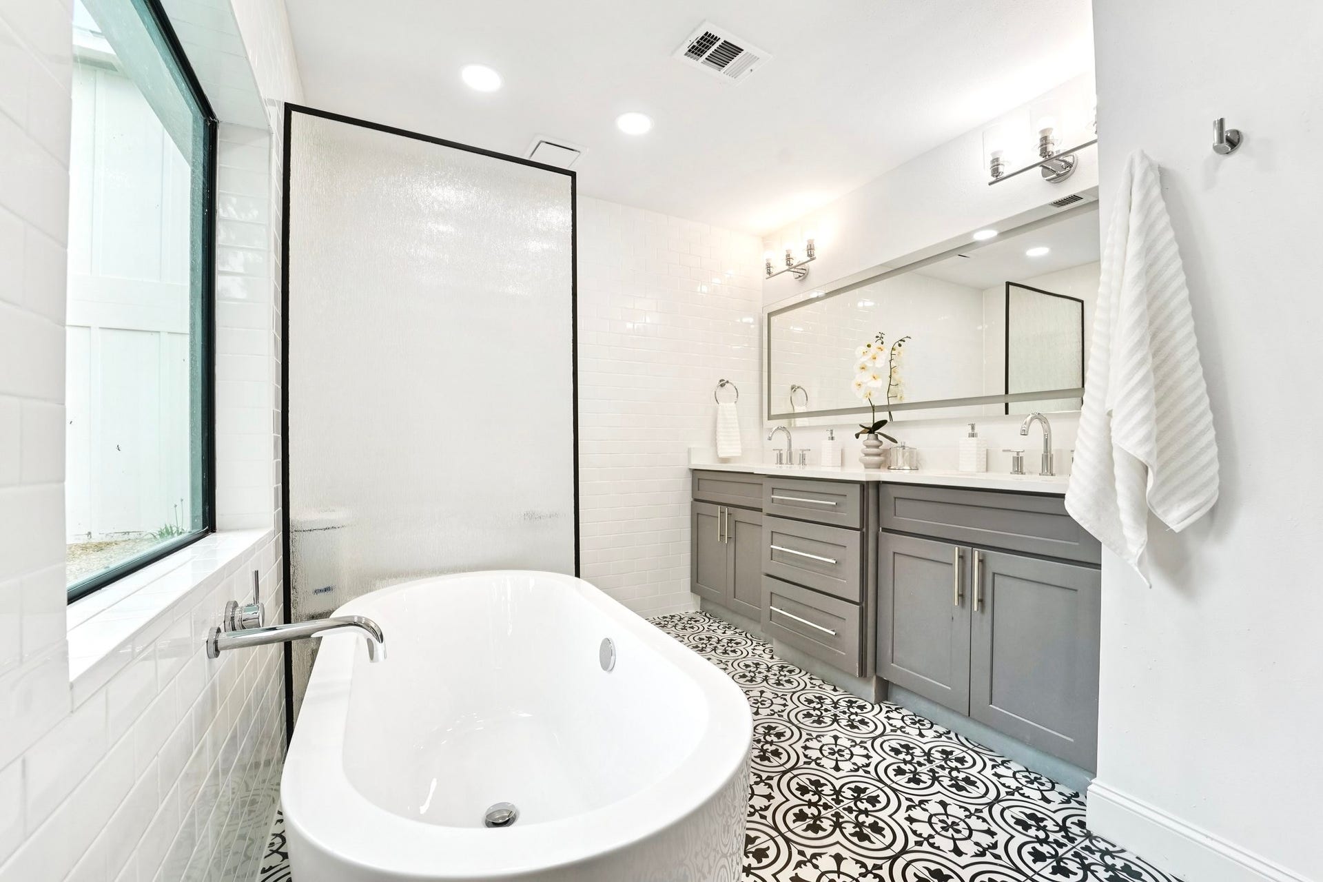 32606 Glenda Drive, Magnolia, TX 77354 Designer Primary Bath 1 (Down) w/ Large Walk-In Closet