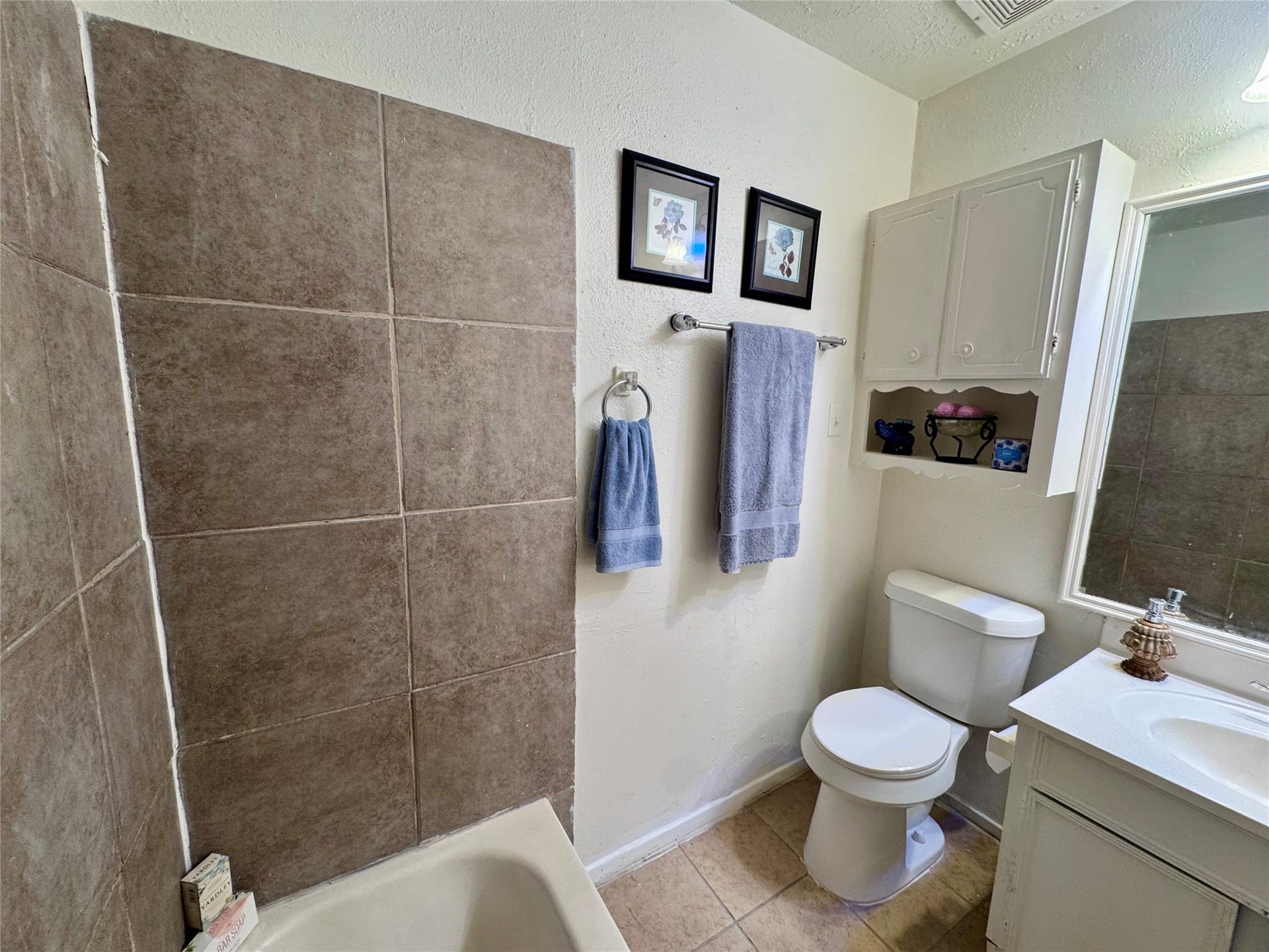 Primary bedroom has an en-suite bathroom.