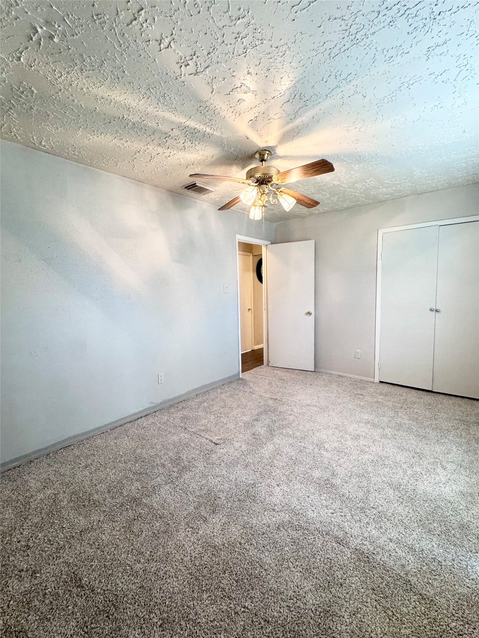 A view of the first bendroom.
