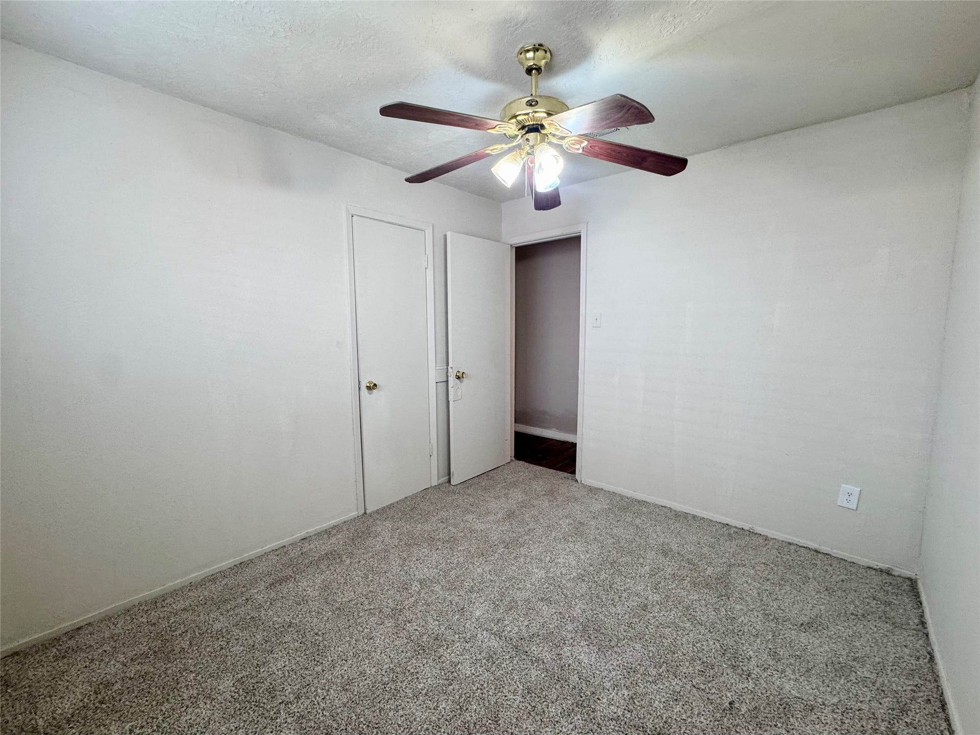A view of the secondary bedroom.