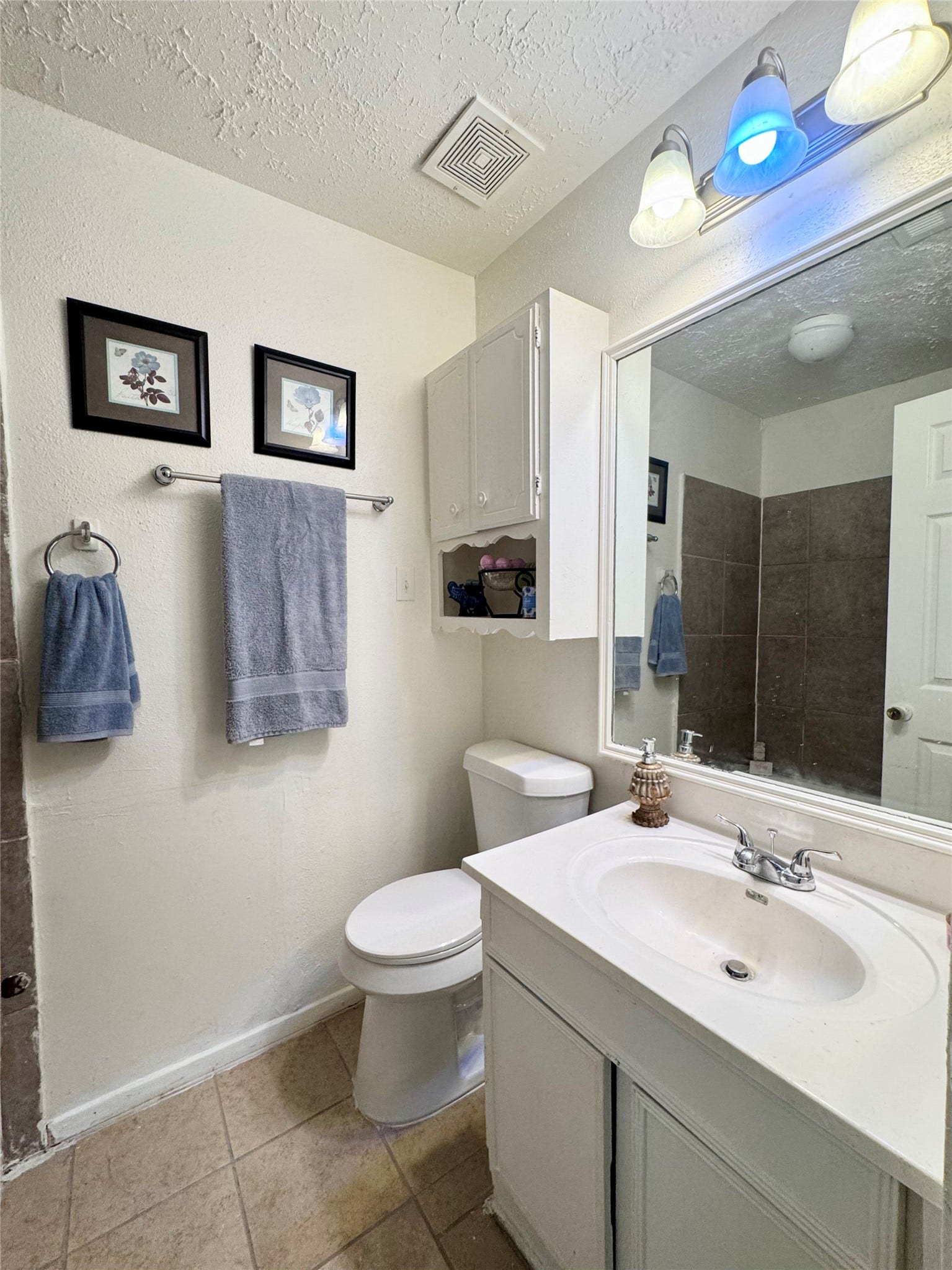Primary bedroom has an en-suite bathroom.