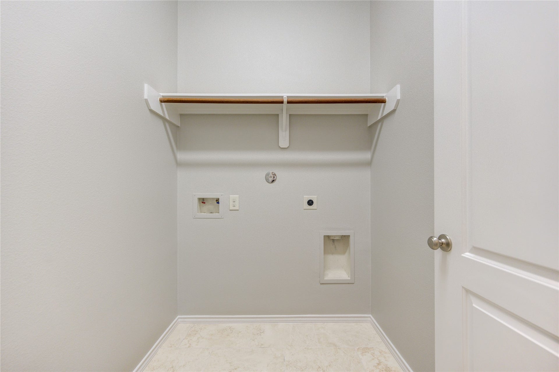 27407 Gatlin Lane, Spring, TX 77386 Practical laundry/mudroom with ample shelving for everyday convenience. Functionality meets everyday ease.