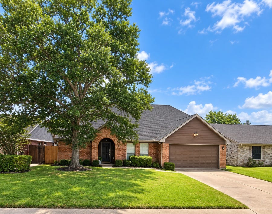 Property photo for 2723 Foxden Drive, Pearland, TX