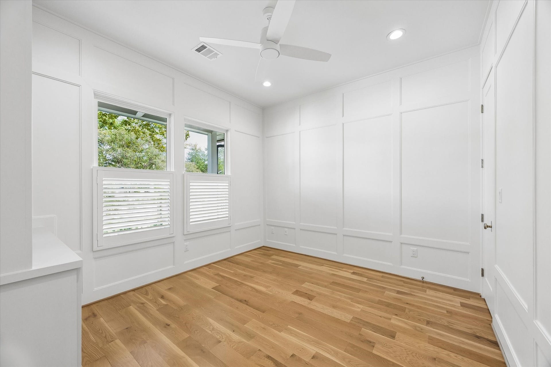704 Teetshorn Street, Houston, TX 77009 Private first-floor study with hardwood floors, extensive wall molding and natural light from front-facing windows.