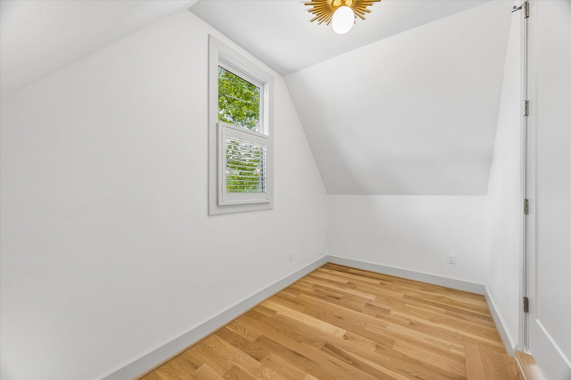 704 Teetshorn Street, Houston, TX 77009 An adjoining bonus room offers flexible use as a playroom, study, dressing room or additional closet space.