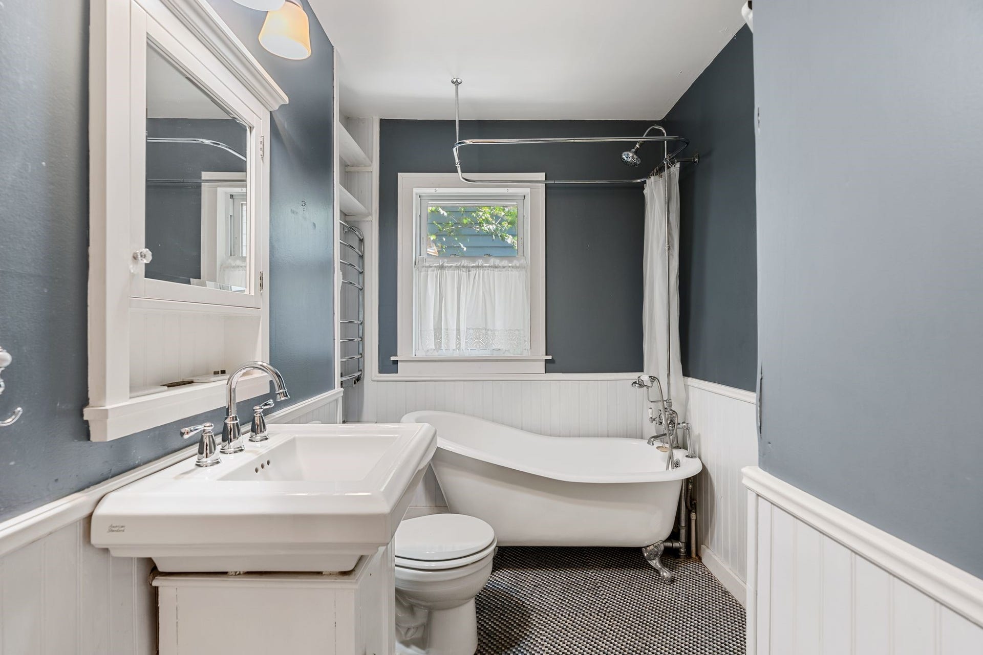 Traditional full bath on the first floor.