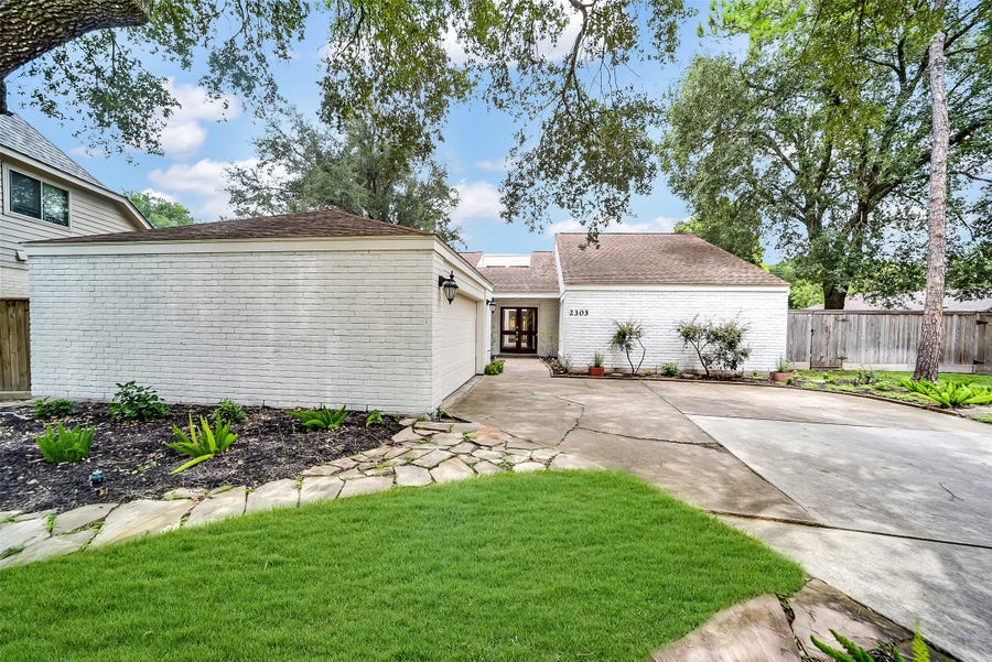 Property photo for 2303 Willow Lake Drive, Houston, TX