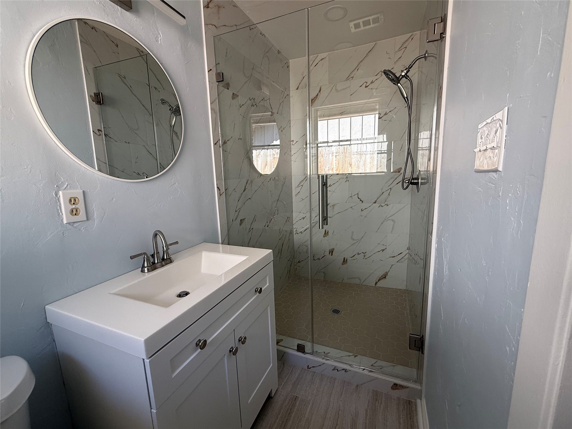 10410 Barwood Drive, Houston, TX 77043 10410 Barwood Drive, Houston, TX 77043