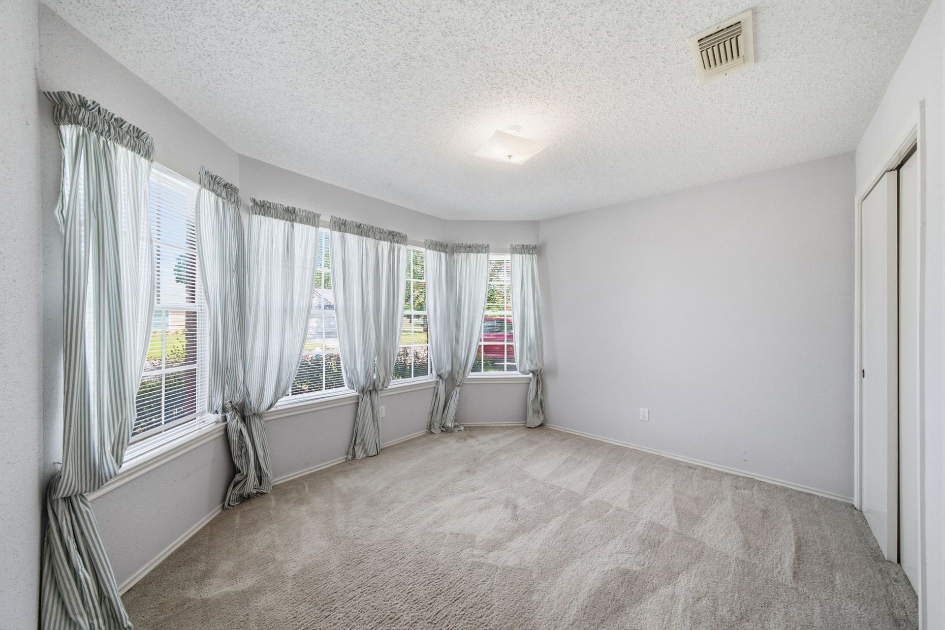 707 Laurel Grove Lane, Pearland, TX 77584 Secondary bedroom.