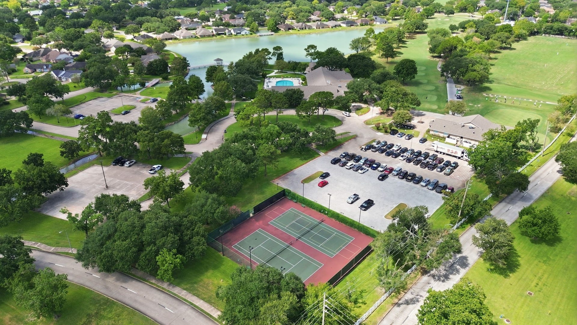 707 Laurel Grove Lane, Pearland, TX 77584 Subdivision amenities, pool, clubhouse, golf, tennis and more!