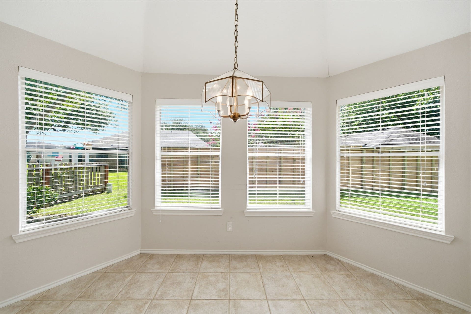 707 Laurel Grove Lane, Pearland, TX 77584 Light and bright breakfast area overlooks back yard.