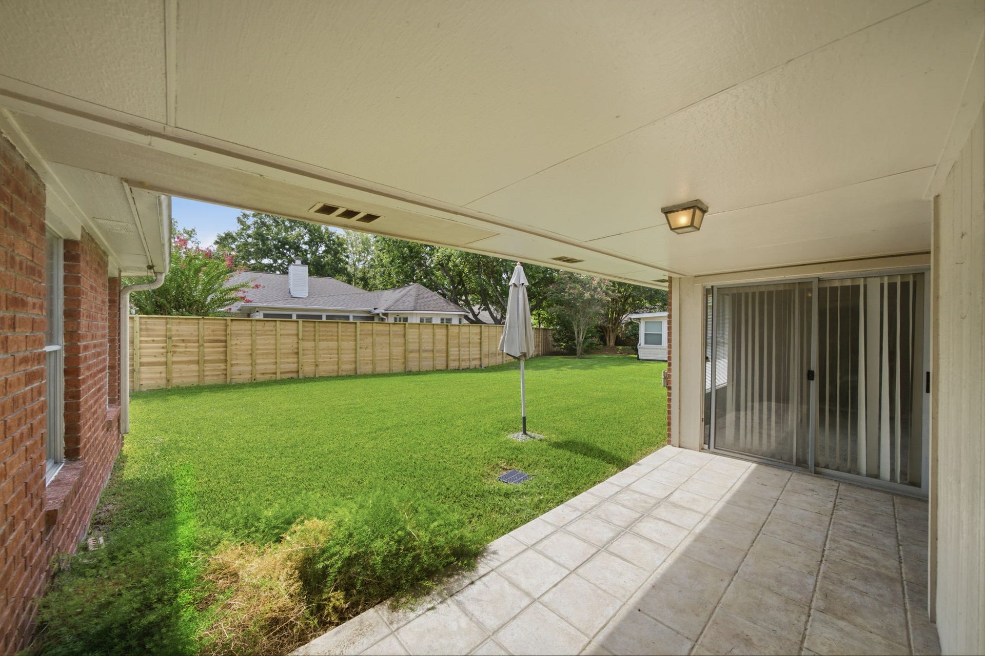707 Laurel Grove Lane, Pearland, TX 77584 Covered patio.