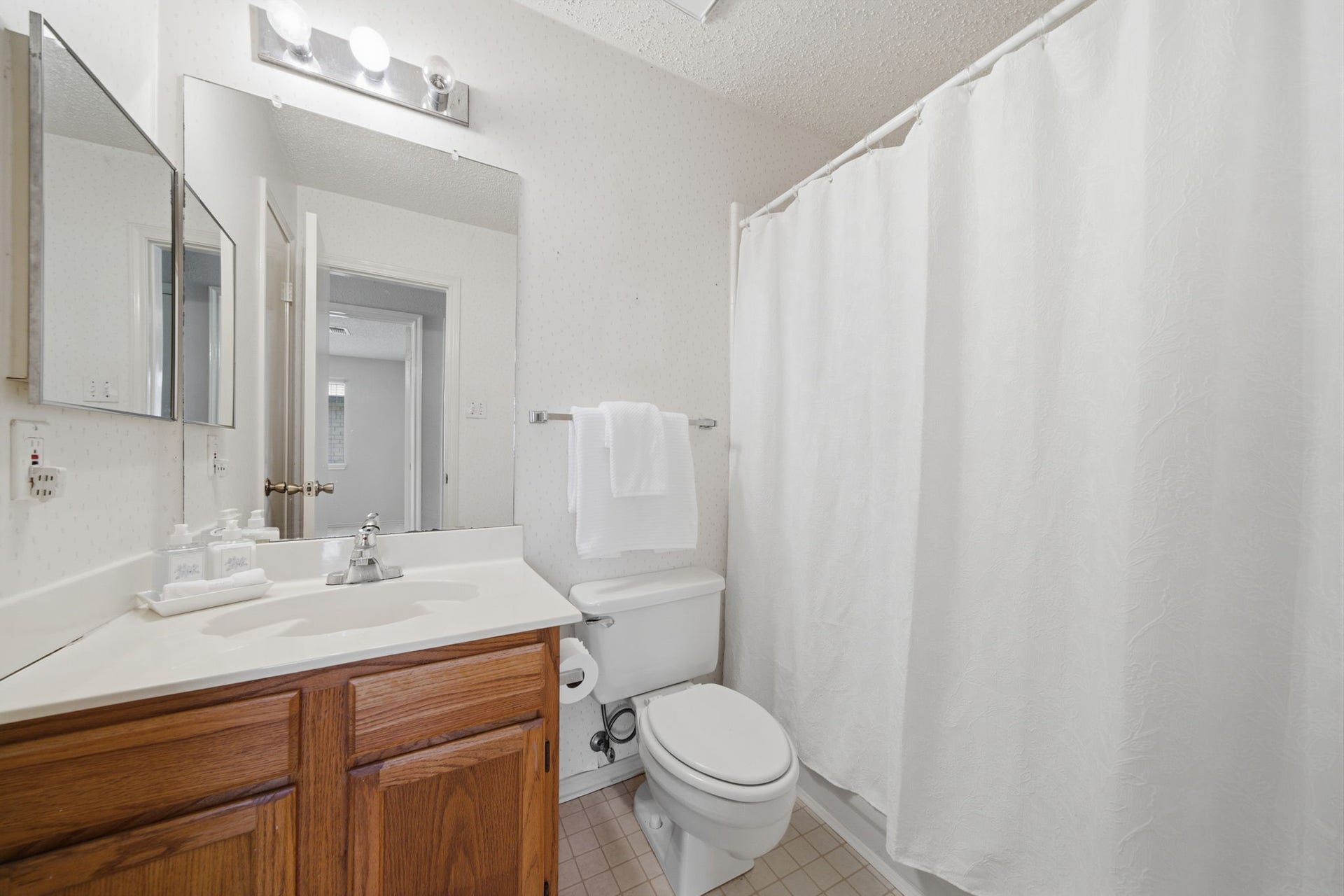 707 Laurel Grove Lane, Pearland, TX 77584 Hall Bath