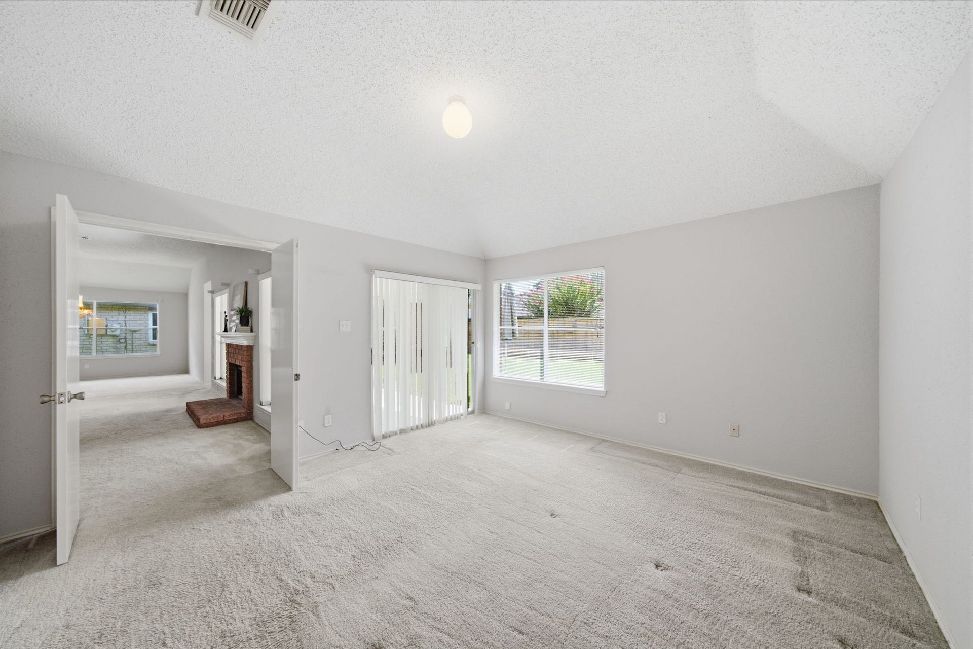 707 Laurel Grove Lane, Pearland, TX 77584 Spacious primary bedroom with access to back covered patio.