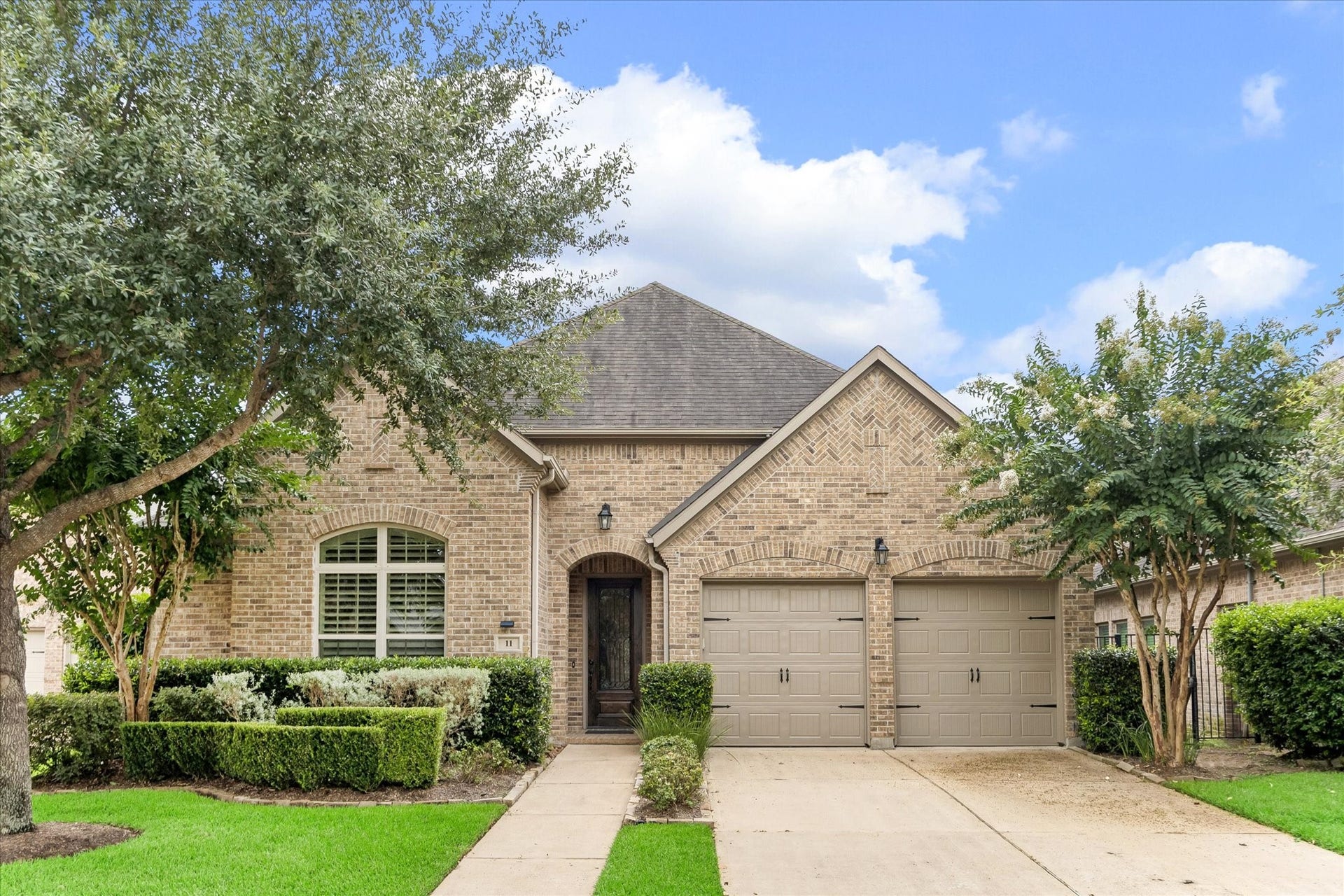 11 Willow Tree Court, Missouri City, TX 77459 Welcome home to comfort, style, and easy Sienna living. This thoughtfully designed home offers 4 bedrooms and 3.5 baths plus a flexible media or game room. Rich wood flooring, arched doorways, and adaptable living spaces add character inside, while the large covered patio, summer kitchen, full sprinkler system, and a 3-car garage make everyday life and entertaining feel effortless.