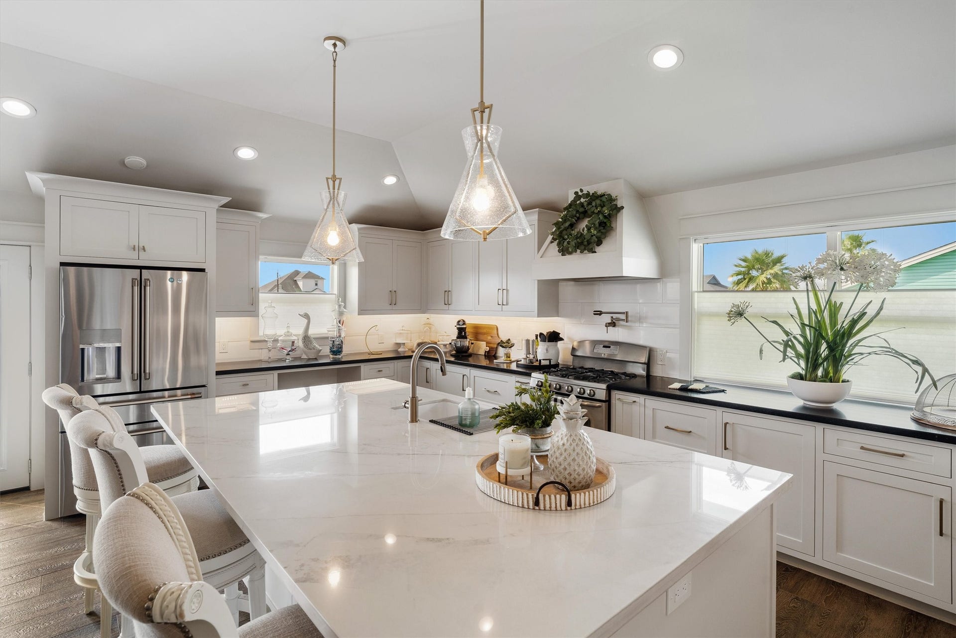 276 Barracuda Street, Bayou Vista, TX 77563 The enormous island can sit many people and is the perfect spot for friends and family to relax while the chef of the family is cooking