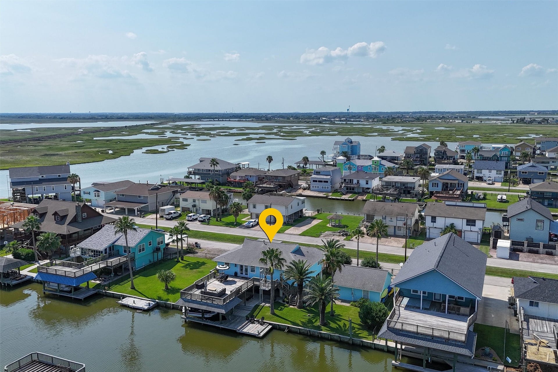 276 Barracuda Street, Bayou Vista, TX 77563 Wow! This property sits in an amazing location on the street. It's a long slow boat ride down the canals to get to the exit, but that won't happen from this location. You'll be out of Bayou Vista in 5 minutes