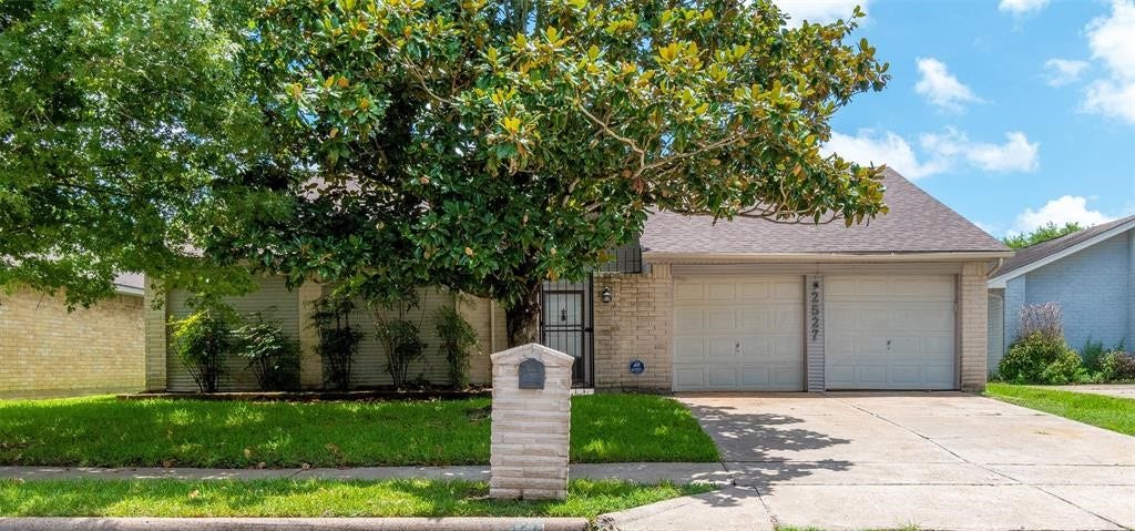 2527 Colonial Ridge Drive, Friendswood, TX 77546 2527 Colonial Ridge Drive, Friendswood, TX 77546