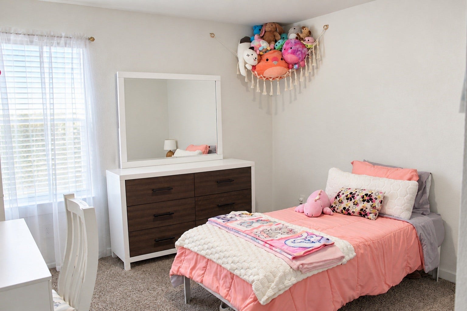 Bright and Cozy Secondary Bedroom with Natural Light and Carpet
