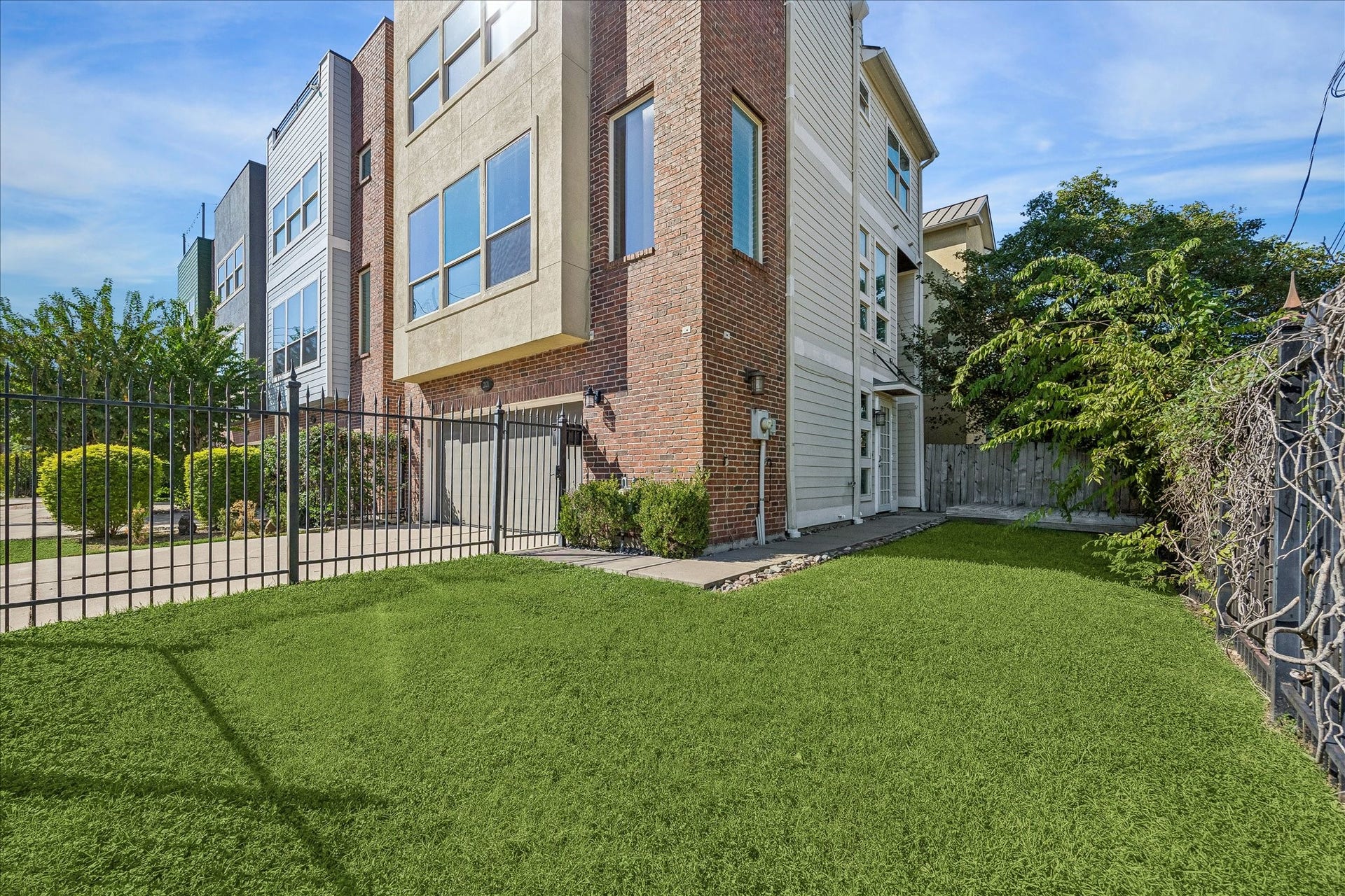 How great is this fully fenced yard?!
