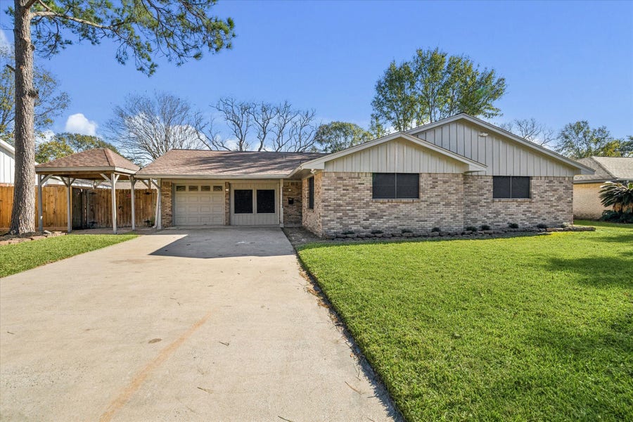 Property photo for 1703 Raintree Street, Baytown, TX